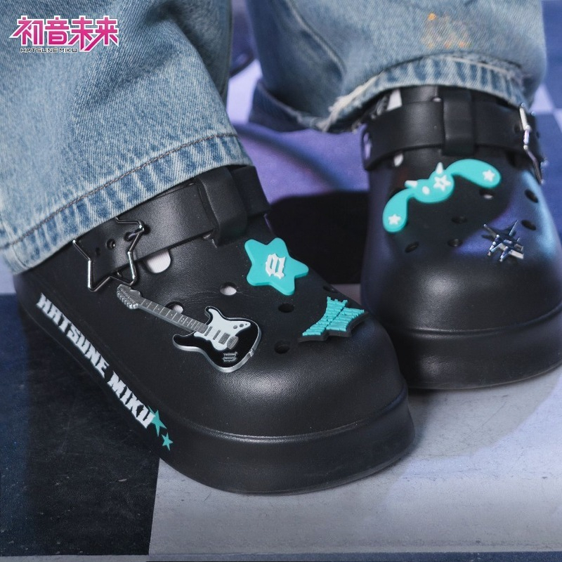 Japan Summer Festival Clothing - ฮัตสึเนะ มิกุ ร็อค ฟิวเจอร์ แซนดัล รองเท้าแตะชายหาดกันลื่นสำหรับฤดูร้อนสำหรับผู้ชายและผู้หญิง