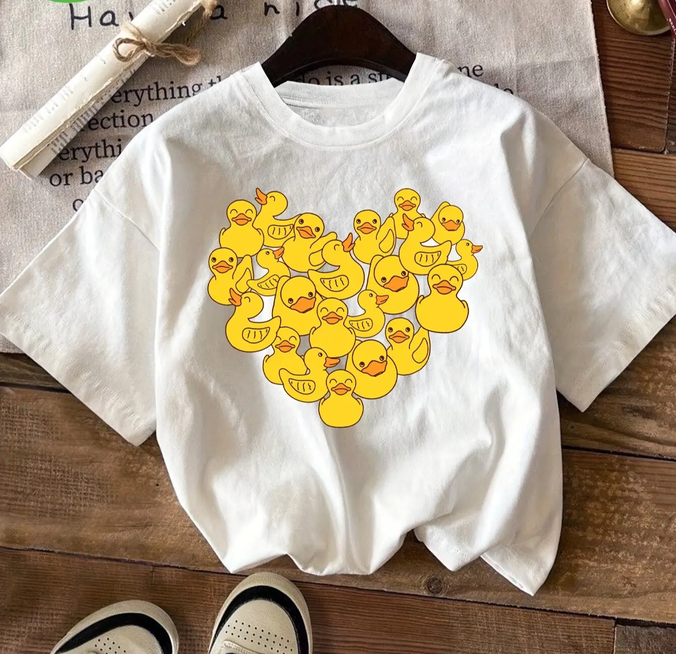 Yellow Summer Clothing - เสื้อยืดคอกลมแขนสั้นลำลองสำหรับผู้หญิง ลายพิมพ์รูปหัวใจเป็ดสีเหลืองน่ารัก ระบายอากาศได้ดี เหมาะสำหรับฤดูร้อน สวมใส่สบาย เสื้อผ้าผู้หญิงลำลอง